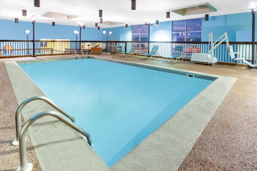 Imagen de la piscina del Hotel Days By Wyndham Grand Rapids Near Downtown. Foto 15