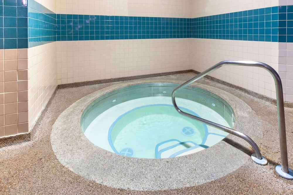Imagen de la piscina del Hotel Days By Wyndham Grand Rapids Near Downtown. Foto 16
