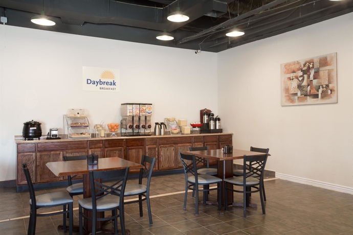 Imagen del bar/restaurante del Hotel Days By Wyndham Peoria Glendale Area. Foto 3