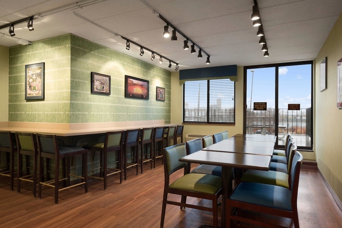 Imagen del bar/restaurante del Hotel Days By Wyndham University Ave Se. Foto 3