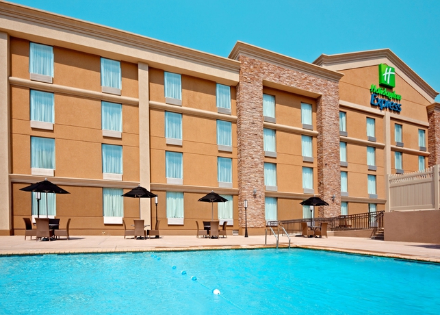 Imagen de la piscina del Hotel Days Hotel by Wyndham North Bergen /NYC Area. Foto 15