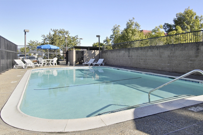 Imagen de la piscina del Hotel Days Hotel by Wyndham Oakland Airport-Coliseum. Foto 11