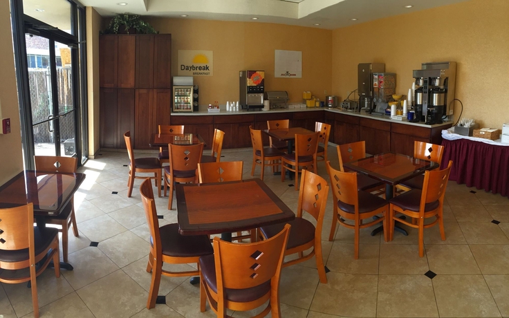 Imagen del bar/restaurante del Hotel Days Hotel by Wyndham Oakland Airport-Coliseum. Foto 2
