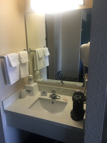 Imagen de la habitación del Hotel Days Hotel by Wyndham Oakland Airport-Coliseum. Foto 7