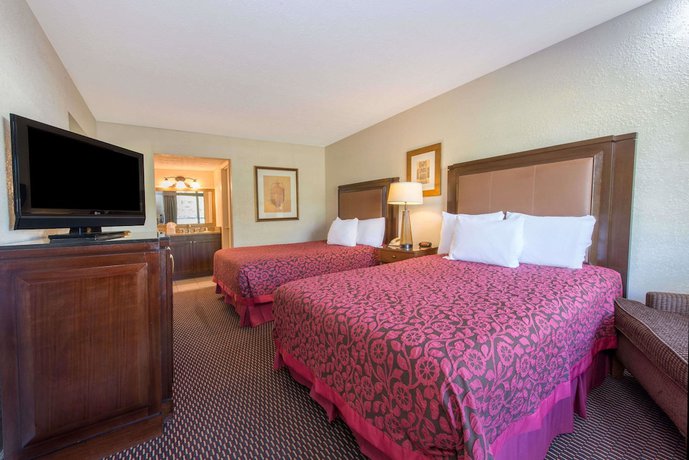 Imagen de la habitación del Hotel Days Inn And Suites By Wyndham Dayton North. Foto 4