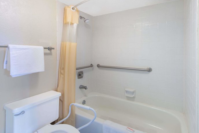 Imagen de la habitación del Hotel Days Inn And Suites By Wyndham Dayton North. Foto 5