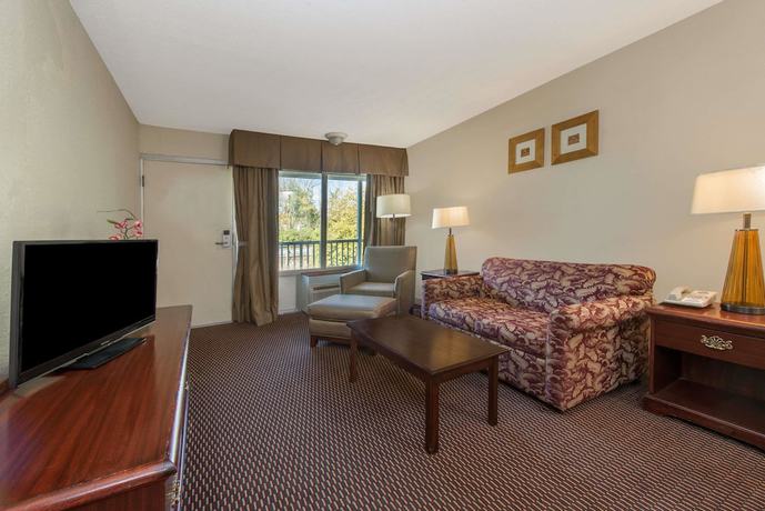 Imagen de la habitación del Hotel Days Inn And Suites By Wyndham Dayton North. Foto 7