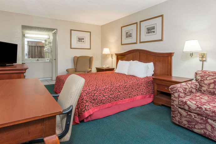 Imagen de la habitación del Hotel Days Inn And Suites By Wyndham Dayton North. Foto 8