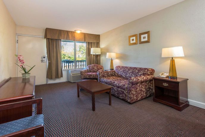 Imagen de la habitación del Hotel Days Inn And Suites By Wyndham Dayton North. Foto 9