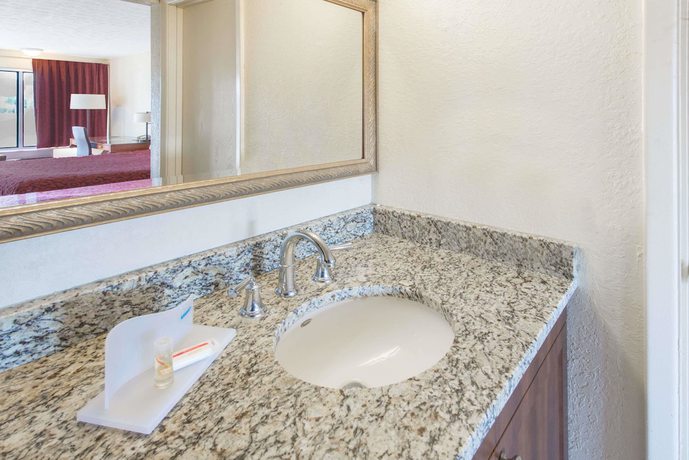 Imagen de la habitación del Hotel Days Inn And Suites By Wyndham Dayton North. Foto 11