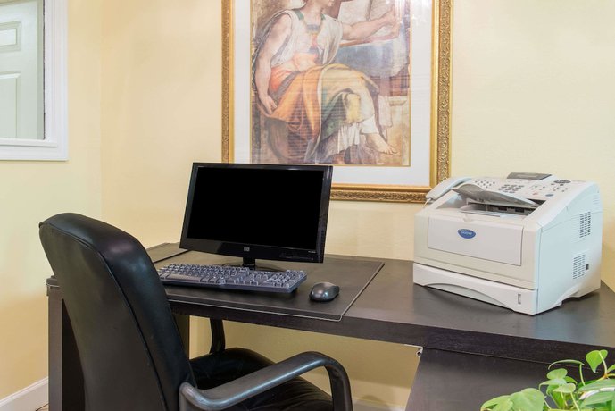Imagen de los interiores del Hotel Days Inn And Suites By Wyndham Dayton North. Foto 15