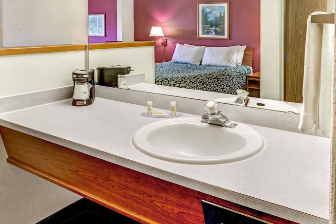 Imagen de la habitación del Hotel Days Inn And Suites By Wyndham Gresham. Foto 6