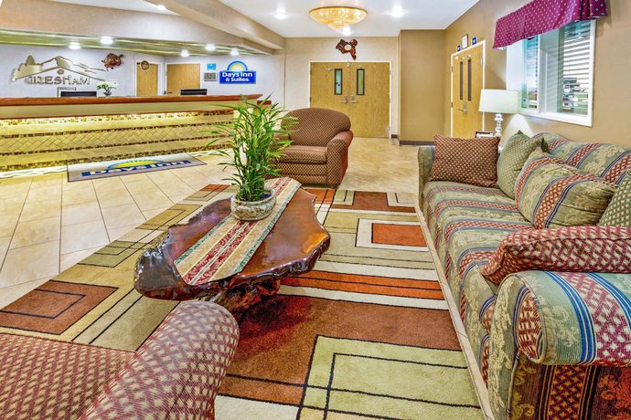 Imagen de los interiores del Hotel Days Inn And Suites By Wyndham Gresham. Foto 16