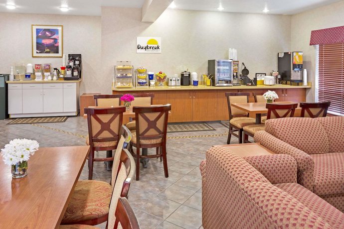 Imagen del bar/restaurante del Hotel Days Inn And Suites By Wyndham Gresham. Foto 2