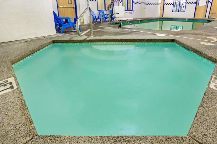 Imagen de la piscina del Hotel Days Inn And Suites By Wyndham Gresham. Foto 19