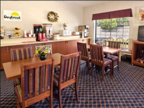 Imagen del bar/restaurante del Hotel Days Inn And Suites By Wyndham Gresham. Foto 3