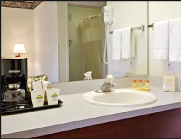 Imagen de la habitación del Hotel Days Inn And Suites By Wyndham Gresham. Foto 10