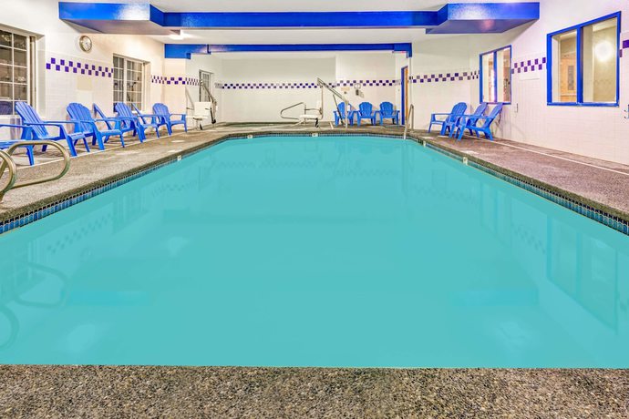 Imagen de la piscina del Hotel Days Inn And Suites By Wyndham Gresham. Foto 20