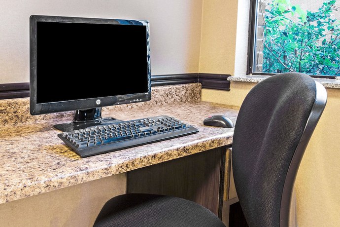Imagen de los interiores del Hotel Days Inn And Suites By Wyndham Jeffersonville In. Foto 14