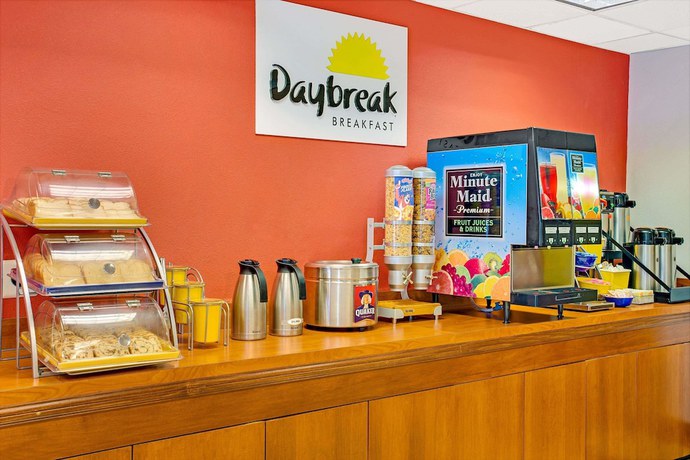 Imagen del bar/restaurante del Hotel Days Inn And Suites By Wyndham Laurel Near Fort Meade. Foto 2