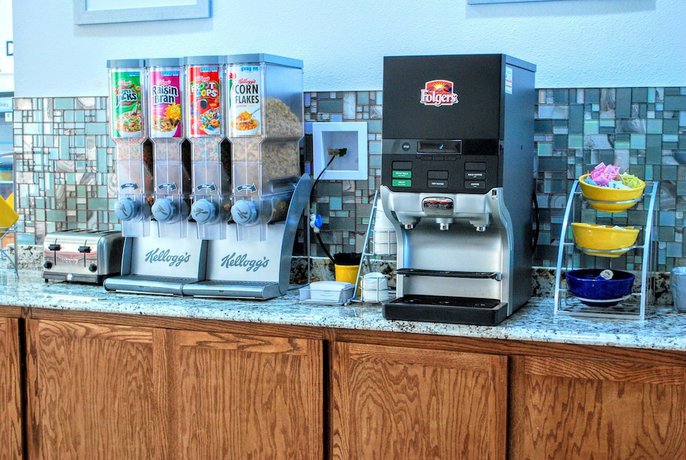 Imagen del bar/restaurante del Hotel Days Inn And Suites By Wyndham Lubbock Medical Center. Foto 2