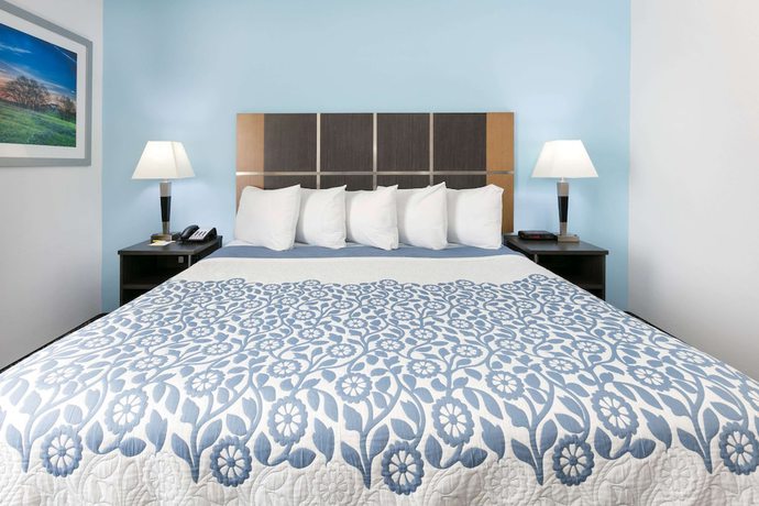 Imagen de la habitación del Hotel Days Inn And Suites By Wyndham Lubbock Medical Center. Foto 8