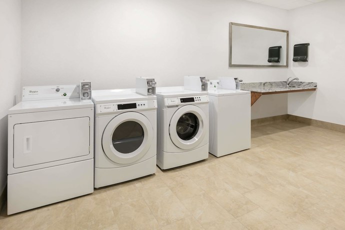 Imagen de los interiores del Hotel Days Inn And Suites By Wyndham Lubbock Medical Center. Foto 18