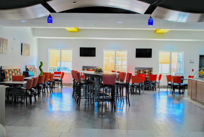 Imagen del bar/restaurante del Hotel Days Inn And Suites By Wyndham Lubbock Medical Center. Foto 4