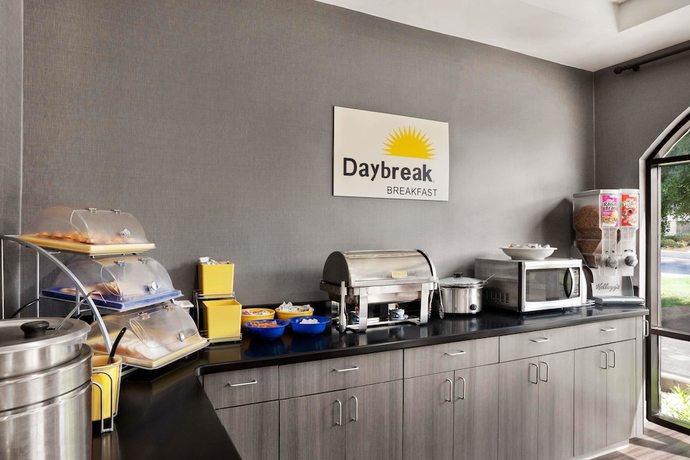 Imagen del bar/restaurante del Hotel Days Inn And Suites By Wyndham Murfreesboro. Foto 4