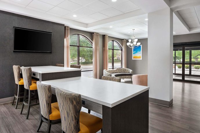 Imagen de los interiores del Hotel Days Inn And Suites By Wyndham Murfreesboro. Foto 14