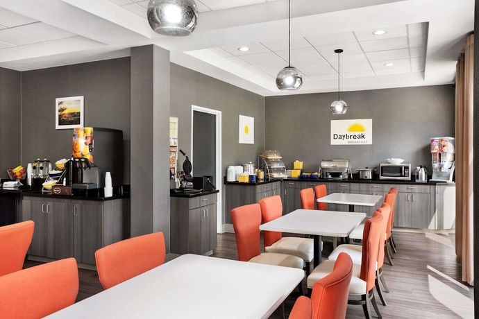 Imagen del bar/restaurante del Hotel Days Inn And Suites By Wyndham Murfreesboro. Foto 5