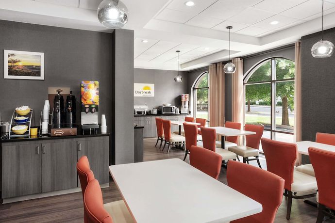 Imagen del bar/restaurante del Hotel Days Inn And Suites By Wyndham Murfreesboro. Foto 6