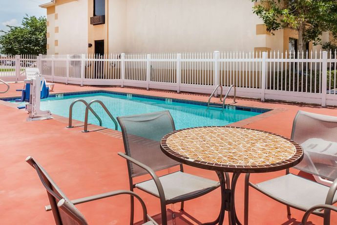 Imagen de la piscina del Hotel Days Inn And Suites By Wyndham New Iberia. Foto 15