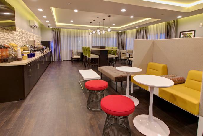 Imagen del bar/restaurante del Hotel Days Inn And Suites By Wyndham Port Arthur. Foto 2