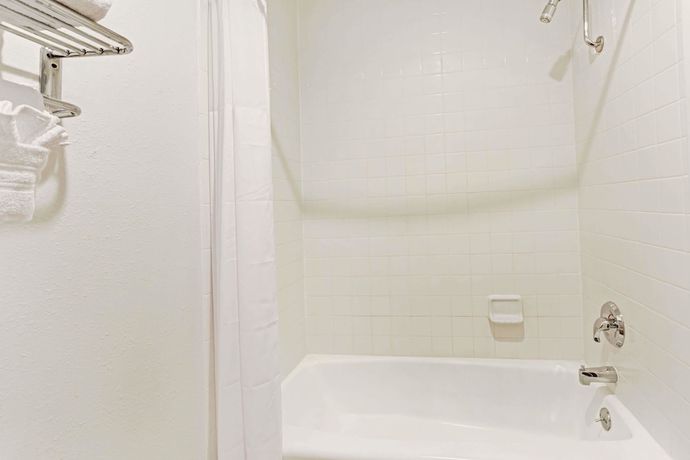 Imagen de la habitación del Hotel Days Inn And Suites By Wyndham Santa Rosa. Foto 3
