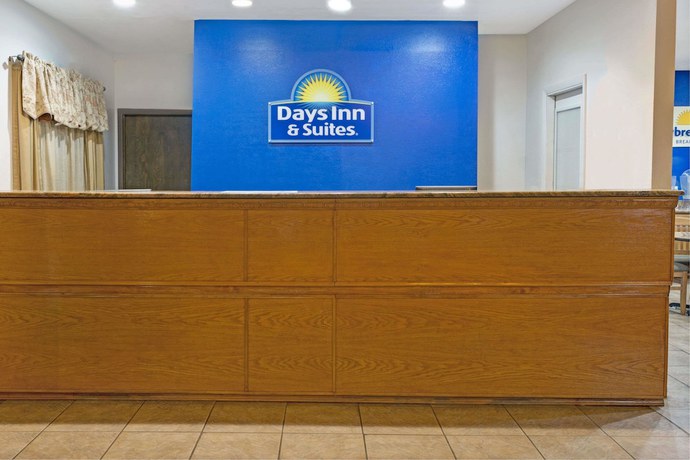 Imagen de los interiores del Hotel Days Inn And Suites By Wyndham Santa Rosa. Foto 11
