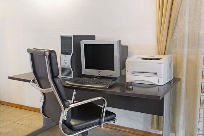 Imagen de los interiores del Hotel Days Inn And Suites By Wyndham Santa Rosa. Foto 12