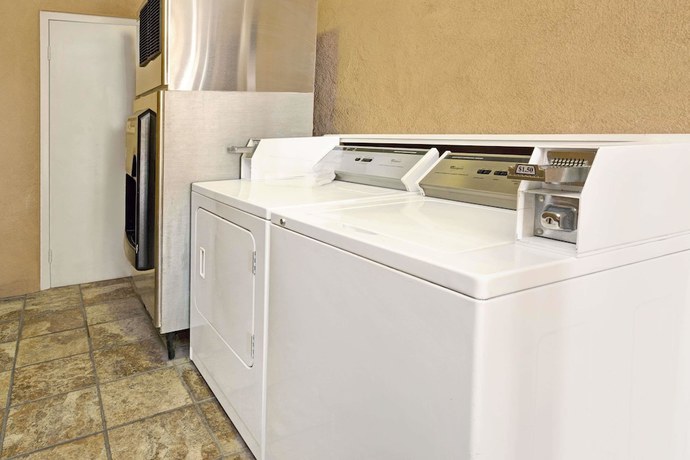 Imagen de los interiores del Hotel Days Inn And Suites By Wyndham Santa Rosa. Foto 13