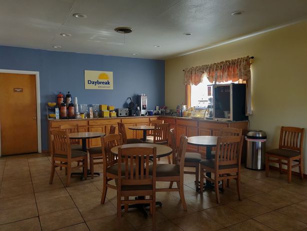 Imagen del bar/restaurante del Hotel Days Inn And Suites By Wyndham Santa Rosa. Foto 2