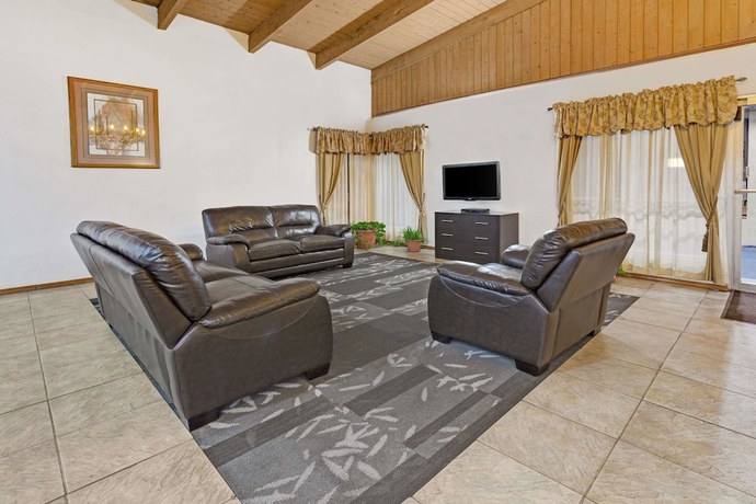 Imagen de los interiores del Hotel Days Inn And Suites By Wyndham Santa Rosa. Foto 15