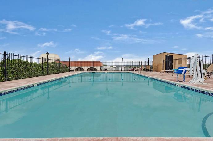 Imagen de la piscina del Hotel Days Inn And Suites By Wyndham Santa Rosa. Foto 18