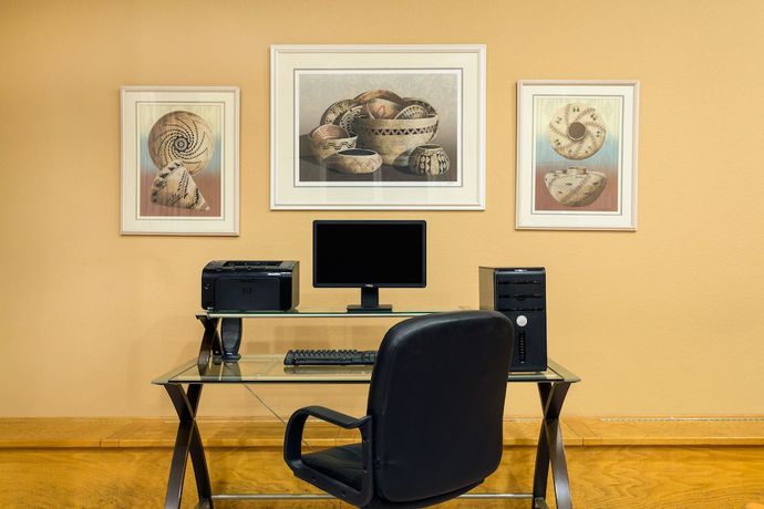 Imagen de los interiores del Hotel Days Inn And Suites By Wyndham Santa Rosa. Foto 17