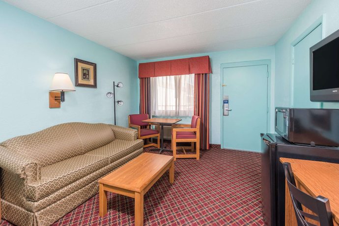 Imagen de la habitación del Hotel Days Inn And Suites By Wyndham Springfield On I-44. Foto 10