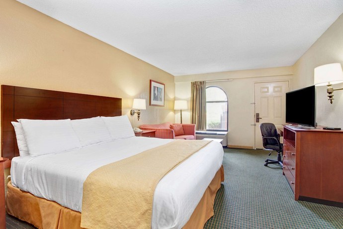 Imagen de la habitación del Hotel Days Inn And Suites By Wyndham Stockbridge South Atlanta. Foto 2