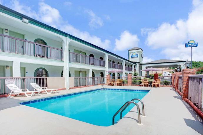 Imagen de la piscina del Hotel Days Inn And Suites By Wyndham Stockbridge South Atlanta. Foto 15