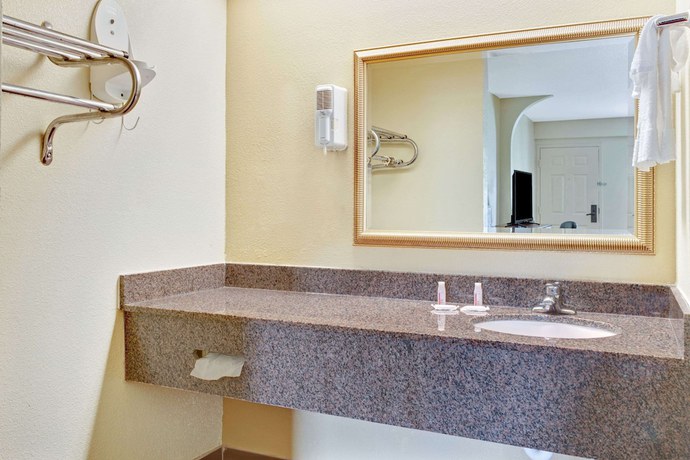 Imagen de la habitación del Hotel Days Inn And Suites By Wyndham Stockbridge South Atlanta. Foto 8