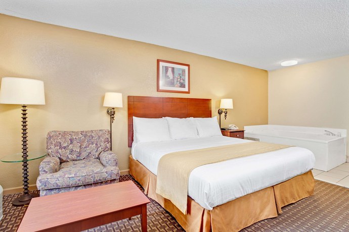Imagen de la habitación del Hotel Days Inn And Suites By Wyndham Stockbridge South Atlanta. Foto 9