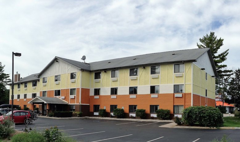 Imagen general del Hotel Days Inn And Suites By Wyndham Traverse City. Foto 1