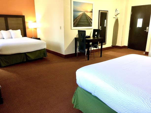 Imagen de la habitación del Hotel Days Inn And Suites By Wyndham Traverse City. Foto 2