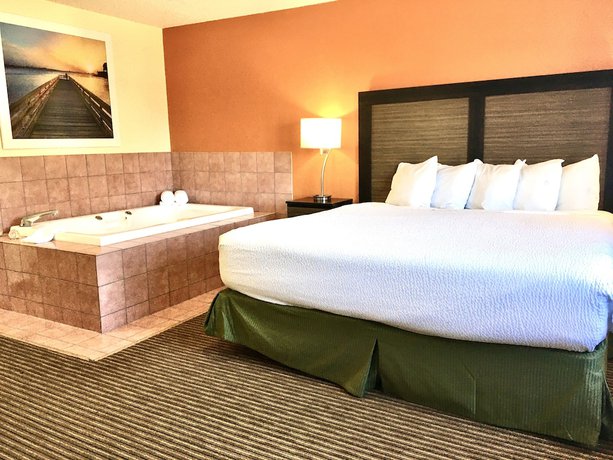 Imagen de la habitación del Hotel Days Inn And Suites By Wyndham Traverse City. Foto 3